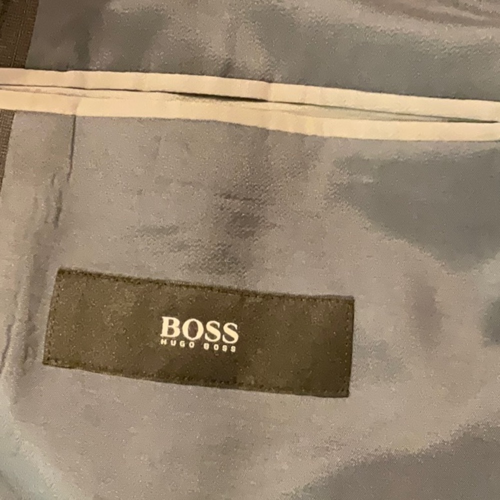 Hugo Boss suit 42S. 36/32 pants - Picture 11 of 11